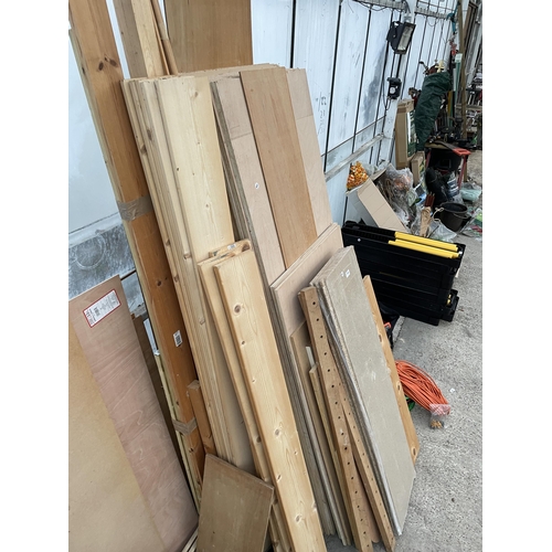 1694 - A LARGE QUANTITY OF ASSORTED TIMBER AND CHIP BOARD