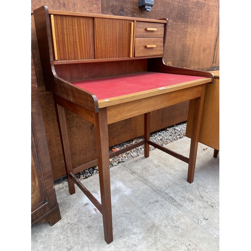 2531 - A RETRO TEAK DESK WITH TWO UPPER DRAWERS AND TWO SLIDING CUPBOARD DOORS, 33