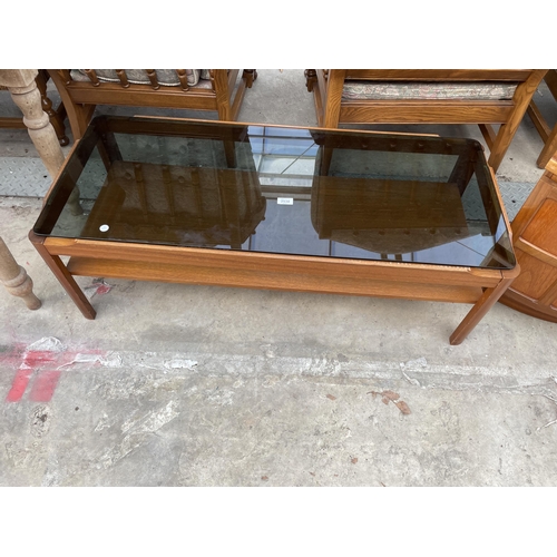 2538 - A RETRO TEAK TWO TIER COFFEE TABLE WITH SMOKED GLASS TOP, 44 X 19