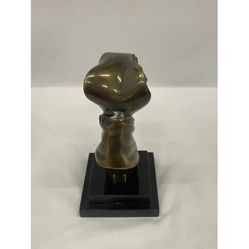 8 - A BRONZE BUST OF A GREYHOUND HEAD ON A MARBLE BASE
