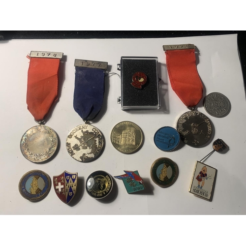 214A - A LARGE COLLECTION OF MEDALS AND BADGES