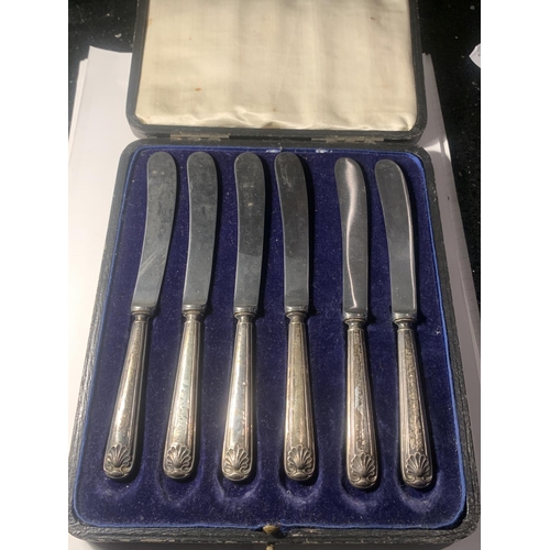 59 - A BOXED SET OF HARRISON FISHER AND CO HALLMARKED SHEFFIELD HANDLE BUTTER KNIVES