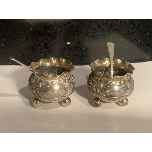 63 - A PAIR OF HALLMARKED BIRMINGHAM SILVER DECORATIVE SALTS WITH HALLMARKED SILVER SPOONS WEIGHT 32.25 G... 