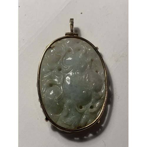 740A - A 9 CARAT GOLD AND CARVED JADE PENDANT IN A PRESENTATION BOX