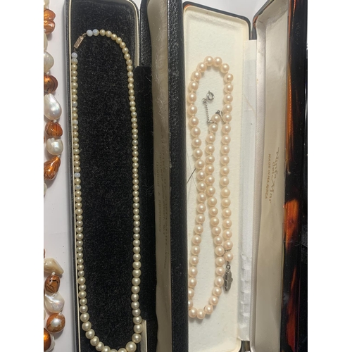 816A - A BLACK PEARL AND POSSIBLY GOLD NECKLACE, TWO BOXED PEARL NECKLACES AND A FURTHER PEARL NECKLACE