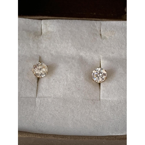 843 - A PAIR OF 9 CARAT GOLD EARRINGS WITH CLEAR STONES IN A PRESENTATION BOX