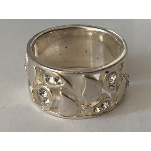 847 - A DESIGNER SILVER RING IN A PRESENTATION BOX