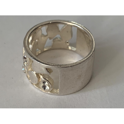 847 - A DESIGNER SILVER RING IN A PRESENTATION BOX