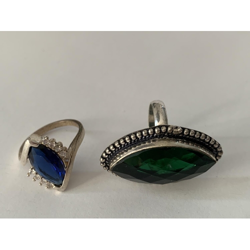 857 - THREE SILVER RINGS TO INCLUDE A CAMEO WITH MATCHING EARRINGS