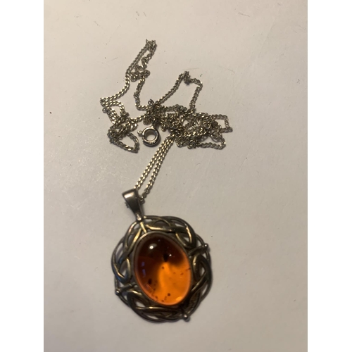 876 - A SILVER NECKLACE WITH AMBER PENDANT IN A PRESENTATION BOX