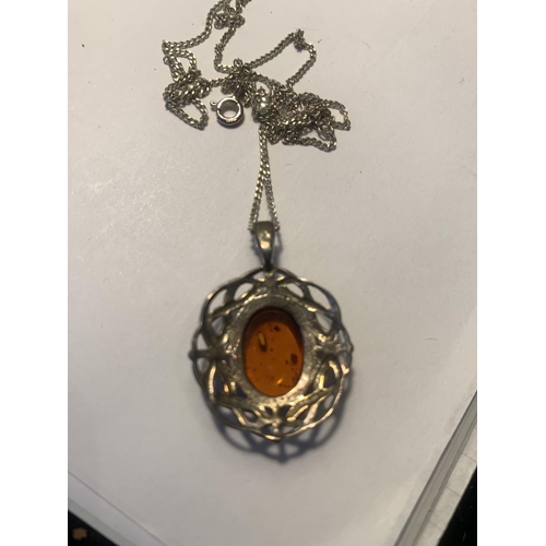 876 - A SILVER NECKLACE WITH AMBER PENDANT IN A PRESENTATION BOX