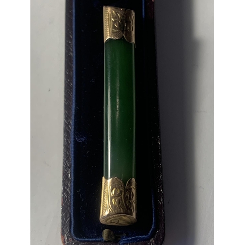 883 - A JADE AND POSSIBLY GOLD BROOCH IN A PRESENTATION BOX