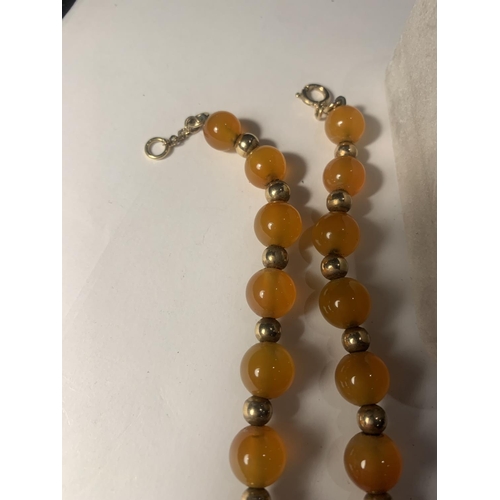 884 - A MARKED 9 CARAT GOLD AND MILK AMBER GOLD NECKLACE WITH A PRESENTATION BOX