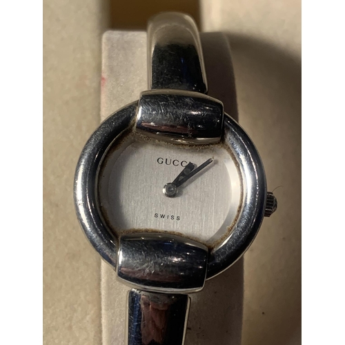 885 - A GUCCI 1400L SWISS QUARTZ 3ATM ANALOGUE STAINLESS LADIES WRIST WATCH IN ORIGINAL PRESENTATION BOX (... 