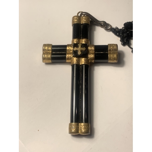 888 - A CROSS TO BEAR MOURNING PENDANT IN A PRESENTATION BOX