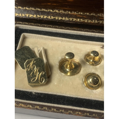 889 - A VINTAGE BOXED SET OF 18 CARAT GOLD ITEMS TO INCLUDE A PAIR OF CUFF LINKS AND TWO PAIRS OF STUDS GR... 