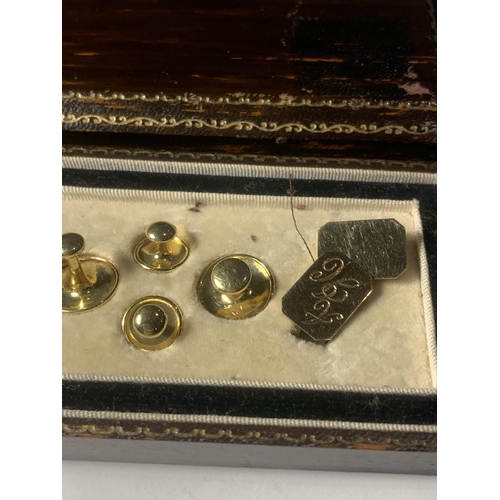 889 - A VINTAGE BOXED SET OF 18 CARAT GOLD ITEMS TO INCLUDE A PAIR OF CUFF LINKS AND TWO PAIRS OF STUDS GR... 