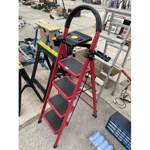 1732 - A FOUR RUNG NON SLIP STEP LADDER