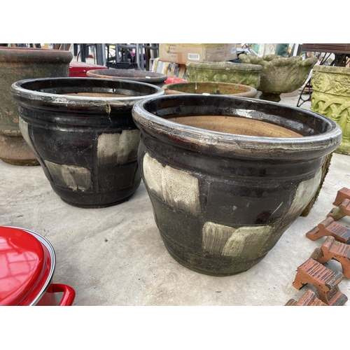 1786 - AN ASSORTMENT OF GLAZED AND TERRACOTTA PLANT POTS