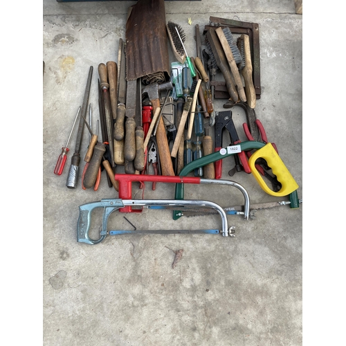 1822 - A LARGE QUANTITY OF ASSORTED HAND TOOLS TO INCLUDE FILES, SCREW DRIVERS AND HAMMERS ETC