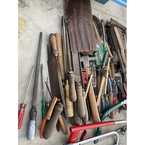 1822 - A LARGE QUANTITY OF ASSORTED HAND TOOLS TO INCLUDE FILES, SCREW DRIVERS AND HAMMERS ETC