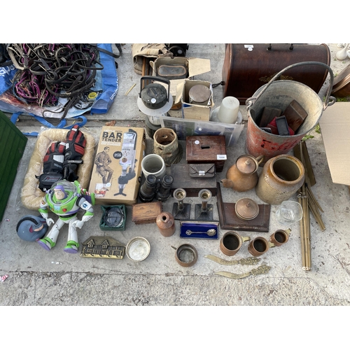 1898 - AN ASSORTMENT OF VINTAGE ITEMS TO INCLUDE CANDLE STICKS, BINOCULARS AND KETTLES ETC