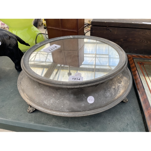 1914 - A MIRRORED PEWTER CAKE STAND WITH BRASS FEET