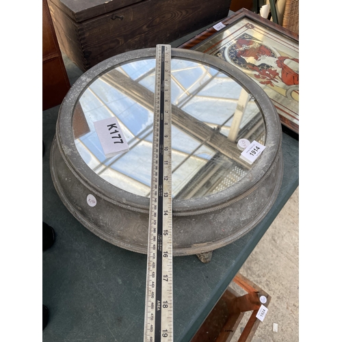 1914 - A MIRRORED PEWTER CAKE STAND WITH BRASS FEET