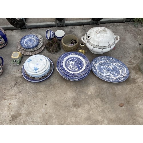 1951 - AN ASSORTMENT OF CERAMICS TO INCLUDE SEVERAL BLUE AND WHITE PLATES ETC