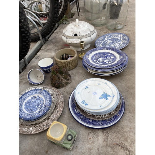 1951 - AN ASSORTMENT OF CERAMICS TO INCLUDE SEVERAL BLUE AND WHITE PLATES ETC