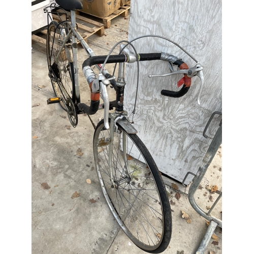 1956 - A VINTAGE GENTS RALEIGH BIKE WITH 5 SPEED GEAR SYSTEM