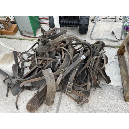 2020 - AN ASSORTMENT OF VINTAGE HEAVY HORSE TACK TO INCLUDE HARNESSES ETC