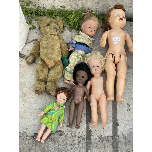 2025 - AN ASSORTMENT OF VINTAGE DOLLS AND TEDDIES