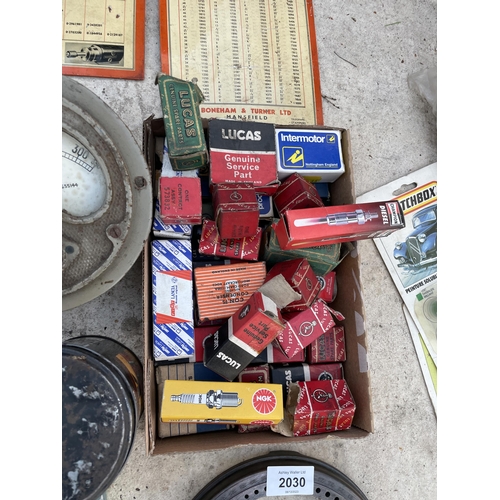 2030 - AN ASSORTMENT OF VINTAGE ITEMS TO INCLUDE SPARK PLUGS, A VOLT METER AND OIL CANS ETC