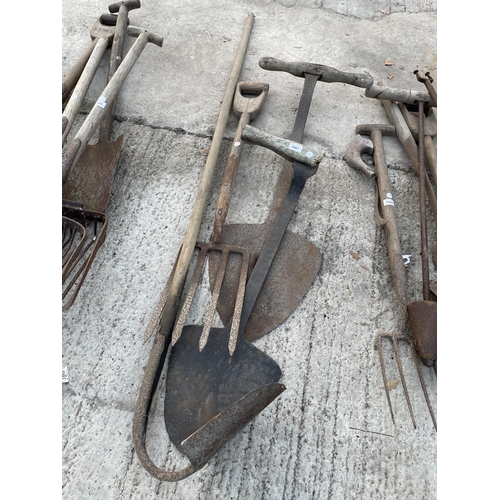 2067 - AN ASSORTMENT OF VINTAGE TOOLS TO INCLUDE A FORK AND TWO HAY SPADES ETC