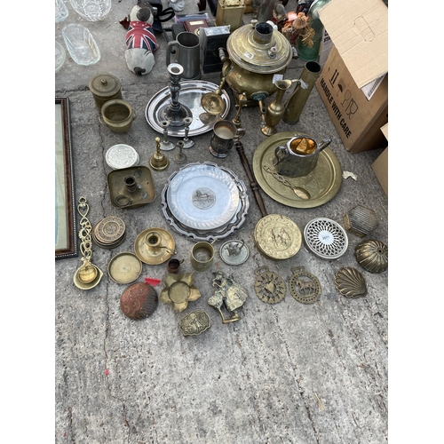 2077 - A LARGE QUANTITY OF ASSORTED METAL WARE ITEMS TO INCLUDE BRASS CANDLE STICKS, A BRASS URN AND HORSE ... 