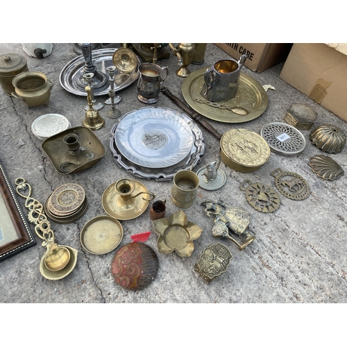 2077 - A LARGE QUANTITY OF ASSORTED METAL WARE ITEMS TO INCLUDE BRASS CANDLE STICKS, A BRASS URN AND HORSE ... 