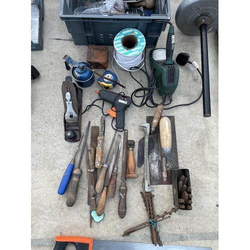 2084 - AN ASSORTMENT OF HAND TOOLS TO INCLUDE A WOOD PLANE, FILES AND AN OIL CAN ETC