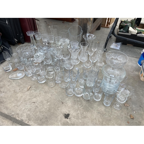 2097 - A LARGE ASSORTMENT OF GLASS WARE TO INCLUDE BOWLS, VASES AND DRINKING GLASSES ETC