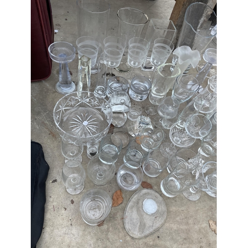 2097 - A LARGE ASSORTMENT OF GLASS WARE TO INCLUDE BOWLS, VASES AND DRINKING GLASSES ETC