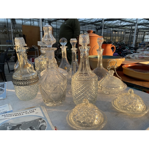 2112 - AN ASSORTMENT OF GLASS WARE TO INCLUDE DECANTORS AND BOWLS ETC