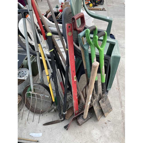 2122 - VARIOUS PLASTIC GARDEN CHAIRS AND AN ASSORTMENT OF GARDEN ITEMS ETC