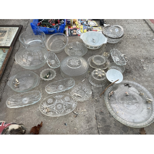 2135 - AN ASSORTMENT OF GLASS WARE TO INCLUDE BOWLS AND JELLY MOULDS ETC