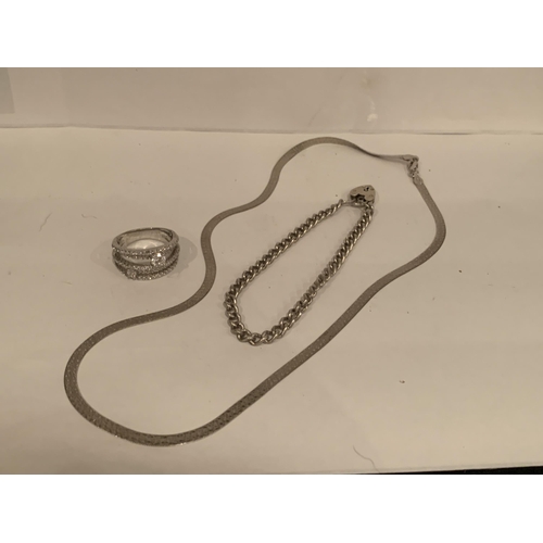 832 - THREE ITEMS OF SILVER JEWELLERY TO INCLUDE A RING, FLAT LINK NECKLACE AND BRACELET WITH HEART PADLOC... 