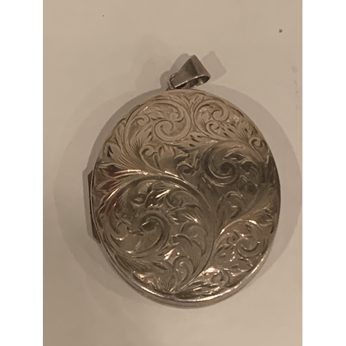 833 - A HALLMARKED BIRMINGHAM SILVER LARGE OVAL LOCKET