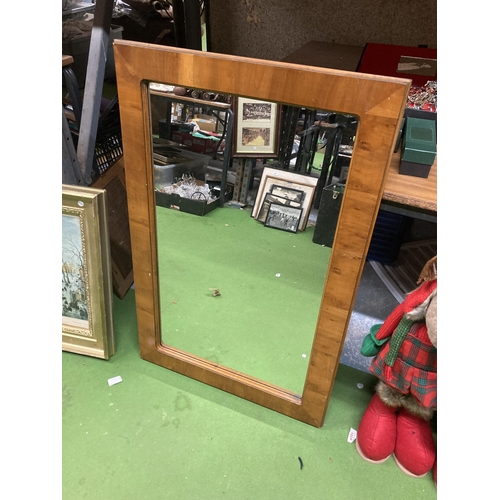 1475 - A VINTAGE WOODEN WALL MIRROR, 60CM X 90CM