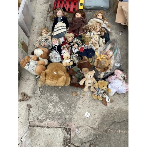 2148 - A LARGE ASSORTMENT OF VINTAGE DOLLS AND TEDDIES ETC