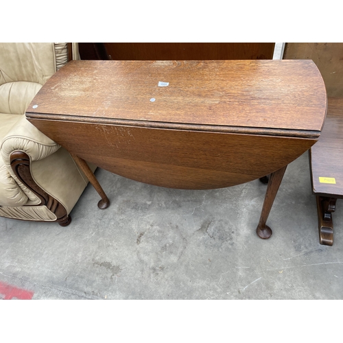 2895 - AN EARLY 20TH CENTURY OVAL OAK DINING TABLE, 44.5 X 42