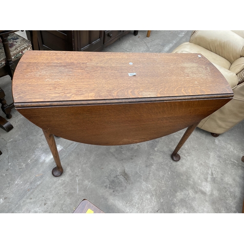 2895 - AN EARLY 20TH CENTURY OVAL OAK DINING TABLE, 44.5 X 42