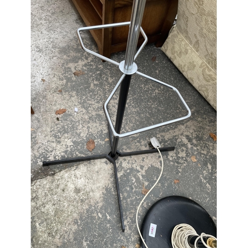 2910 - A RETRO CHROME AND BLACK METALWARE COAT STAND AND RETRO STANDARD LAMP